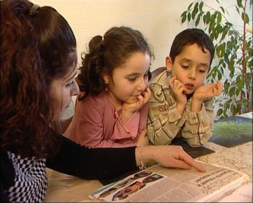 Carolien Saado met haar plakboek