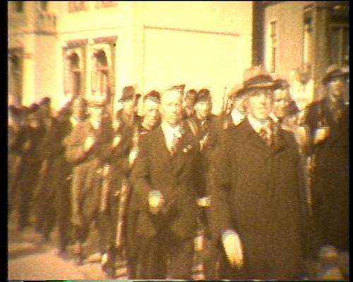 De Binnenlandse Strijdkrachten (BS) marcheert op de dag van de bevrijding door de straten