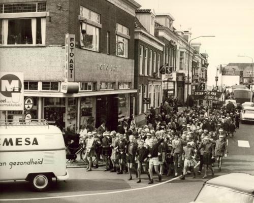 Een parade van M-brigadiers