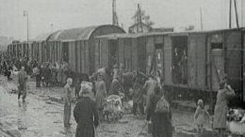 Vluchtelingen worden op de trein naar het westen gezet