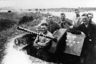 Flakgeschut bij de zomerdijk aan de IJssel in Westervoort, 1944