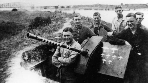 Flakgeschut bij de zomerdijk aan de IJssel in Westervoort, 1944