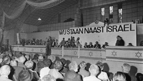 Joodse vrijwilligers naar Israel vertrokken op Centraal station te Amsterdam 29 mei 1967 Fotocollectie Anefo