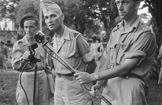 Rein van Langen (midden), de opa van Hans Goedkoop in 1947 - Indonesia roept!