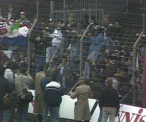 Ajax-trainer Johan Cruijff spreekt de Ajacieden toe en vraagt of ze kunnen ophouden met gooien