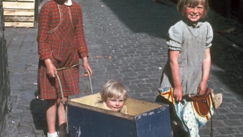 Kinderen in de Stokstraat in Maastricht rond 1970