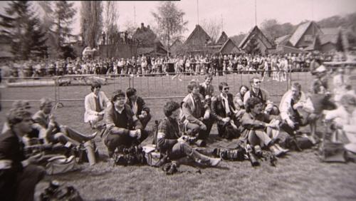 mensen zitten in het gras