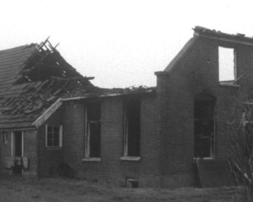 De boerderij van Hartman na de brand