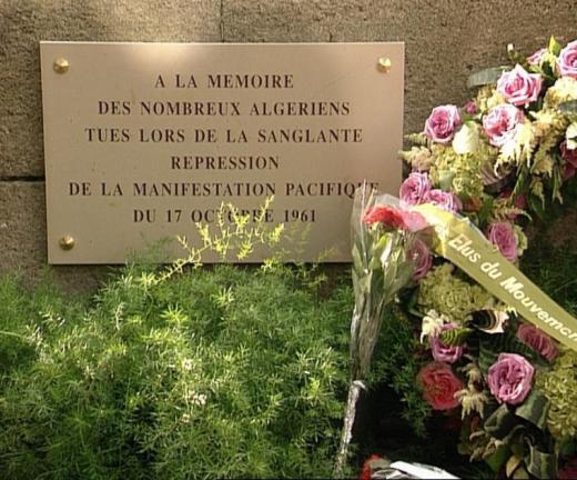 Plaquette op de Pont Saint Michel onthuld op 17 oktober 2001