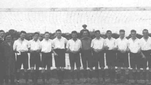 Be Quick-elftal 1921; v.l.n.r.: E.J. Bulder, A. Groen, J. Bulder, Th. de Haas, M. Tetzner, H. Legger, E. van Linge, S. Sissingh, H. Tetzner, H. Rodermond, D. de Ruiter Zijlker.