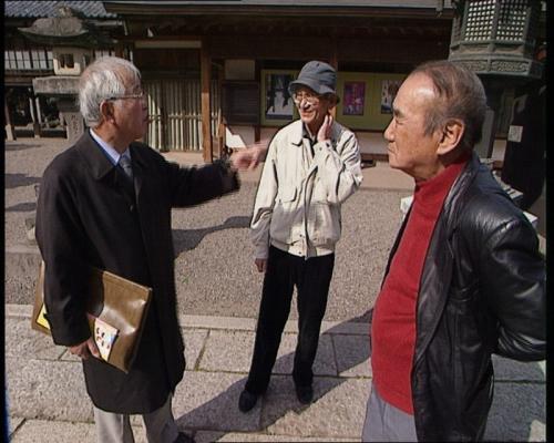 De schooljongens van toen tegenwoordig: van links naar rechts Yoshio Suda, Kazuo Kobayashi en Tatsuro Iwase