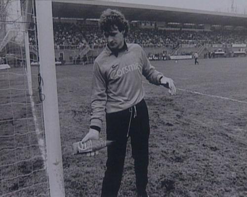 René Stam, keeper van FC Den Haag, met een van de tribune af gegooide Pepsi-fles