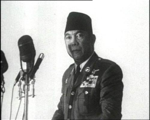 Soekarno kijkt vermanend