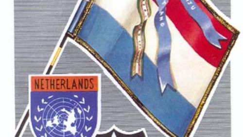 De vlag van het NDVN met linten van Zuid- Koreaanse en twee Amerikaanse onderscheidingen, het embleem van de 2nd U.S. Infantry Division en dat van het NDVN.
<br/>Uit: Het Nederlandse Detachement Verenigde Naties in Korea 1950-1954, van Luitenant-Kolonel M